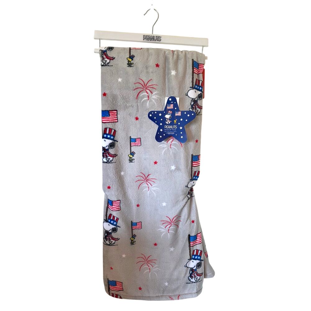 Peanuts Snoopy 4th of July Patriotic Velvetloft Throw Blanket  60 x 70 Gray NEW